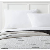 13078 Room Essentials adult Twin/Twin Extra Long Satin Quilt in white and black Nwt