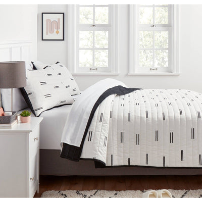 13078 Room Essentials adult Twin/Twin Extra Long Satin Quilt in white and black Nwt