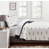13078 Room Essentials adult Twin/Twin Extra Long Satin Quilt in white and black Nwt